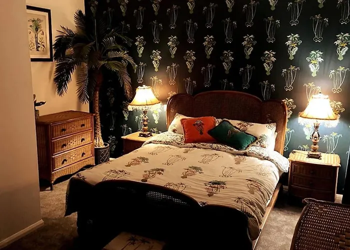 Palm View Luxury Botanical Themed Apartment With Sauna
