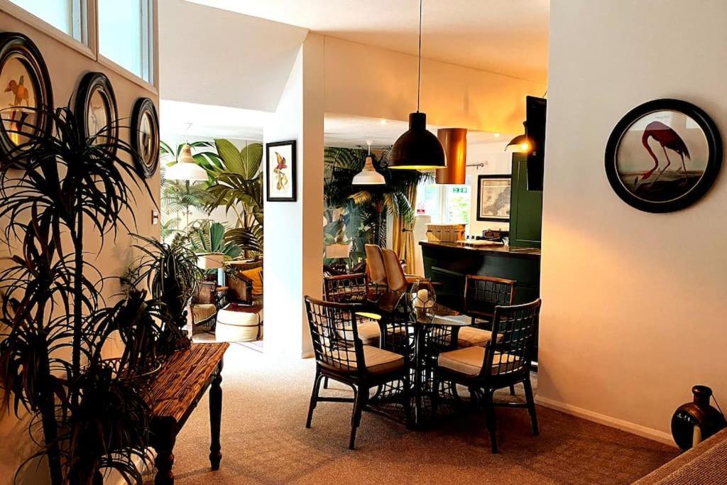 Palm View Luxury Botanical Themed With Sauna