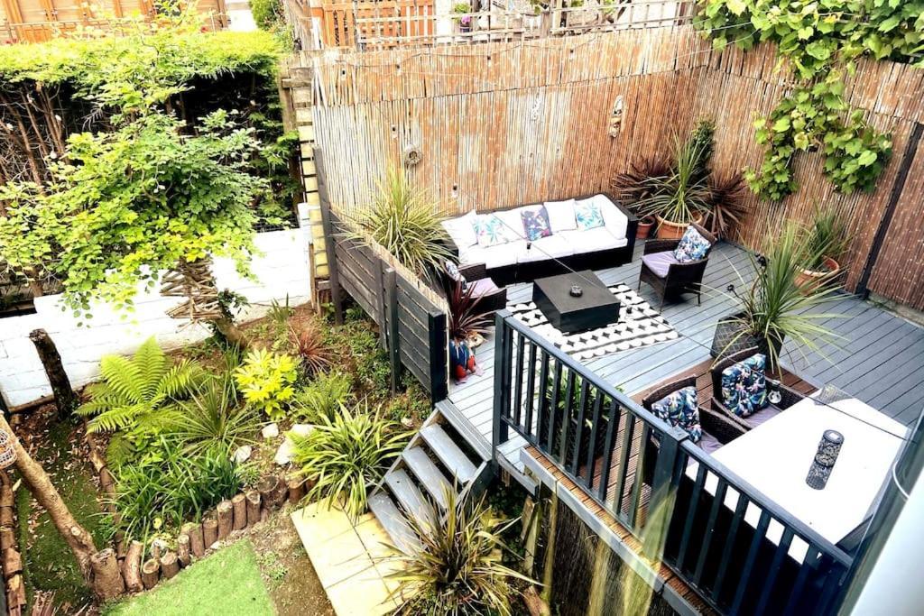 Palm View Luxury Botanical Themed With Sauna Apartment